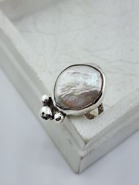 SWEETWATER PEARL DOUBLE EMBOSSED RING BAND SIZE 8.5